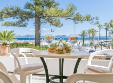 The terrace offers us stunning view of the beach