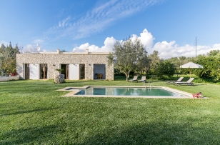The swimming pool is surrounded by an area of 400 m² of lawn so that all the guests enjoy the outsides